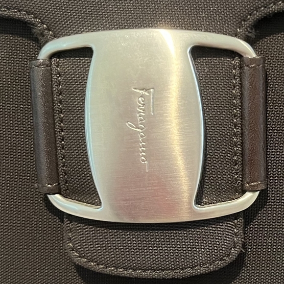 Luxurious Salvatore Ferragamo Vara Shoulder Bag in Dk Brown Nylon & Leat… - Picture 3 of 15